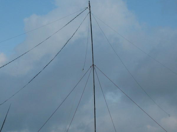 Antennas - dipoles fed with window line, at right angles to one another.
